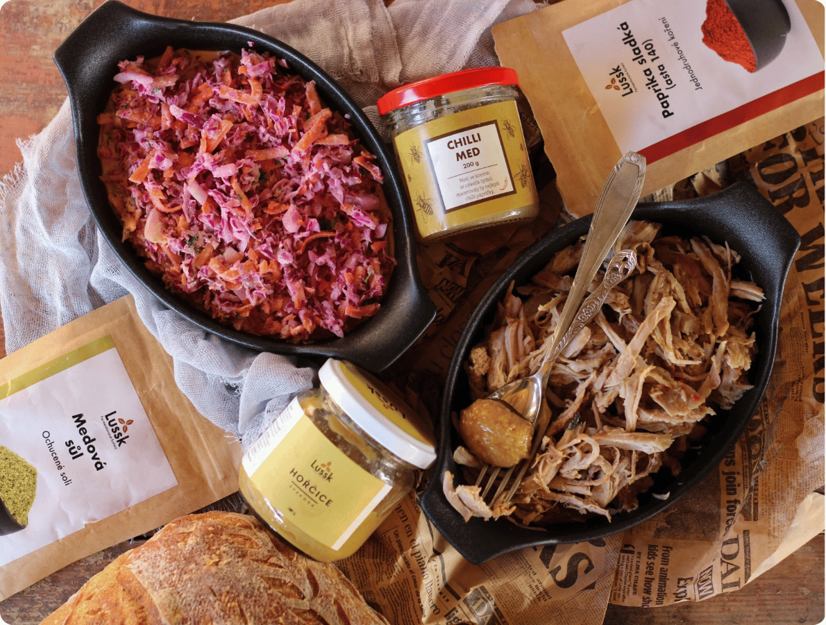 Trhaná vepřová krkovice s coleslaw salátem .